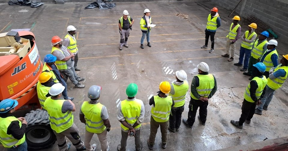 Équipe de KAMS SERVICES réalisant des travaux de construction résidentielle sur un chantier au Québec