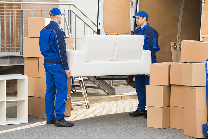 Équipe de Kams Service effectuant le transport sécurisé de mobilier lors d'un déménagement au Québec